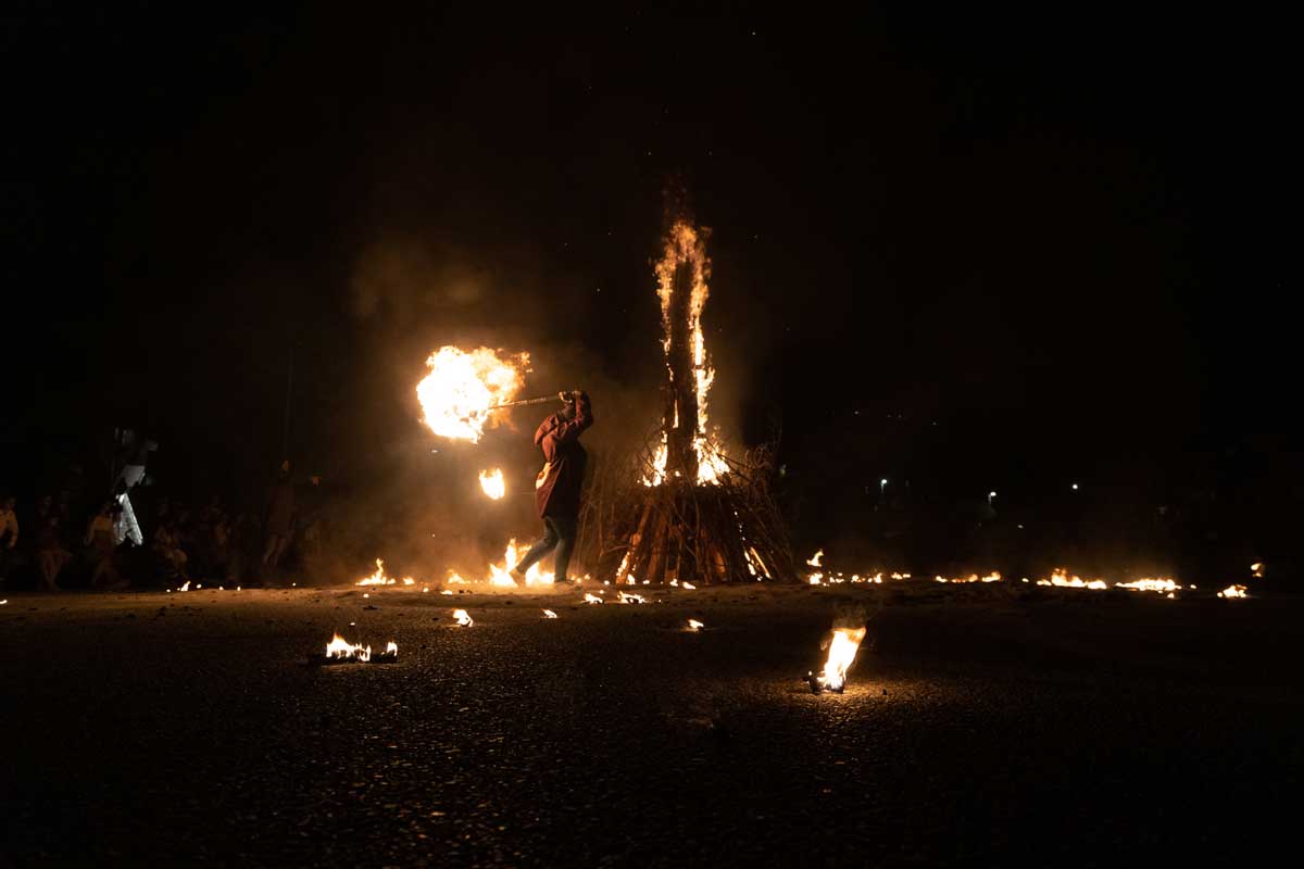 Processó de les Falles d'Ordino il·luminant la nit