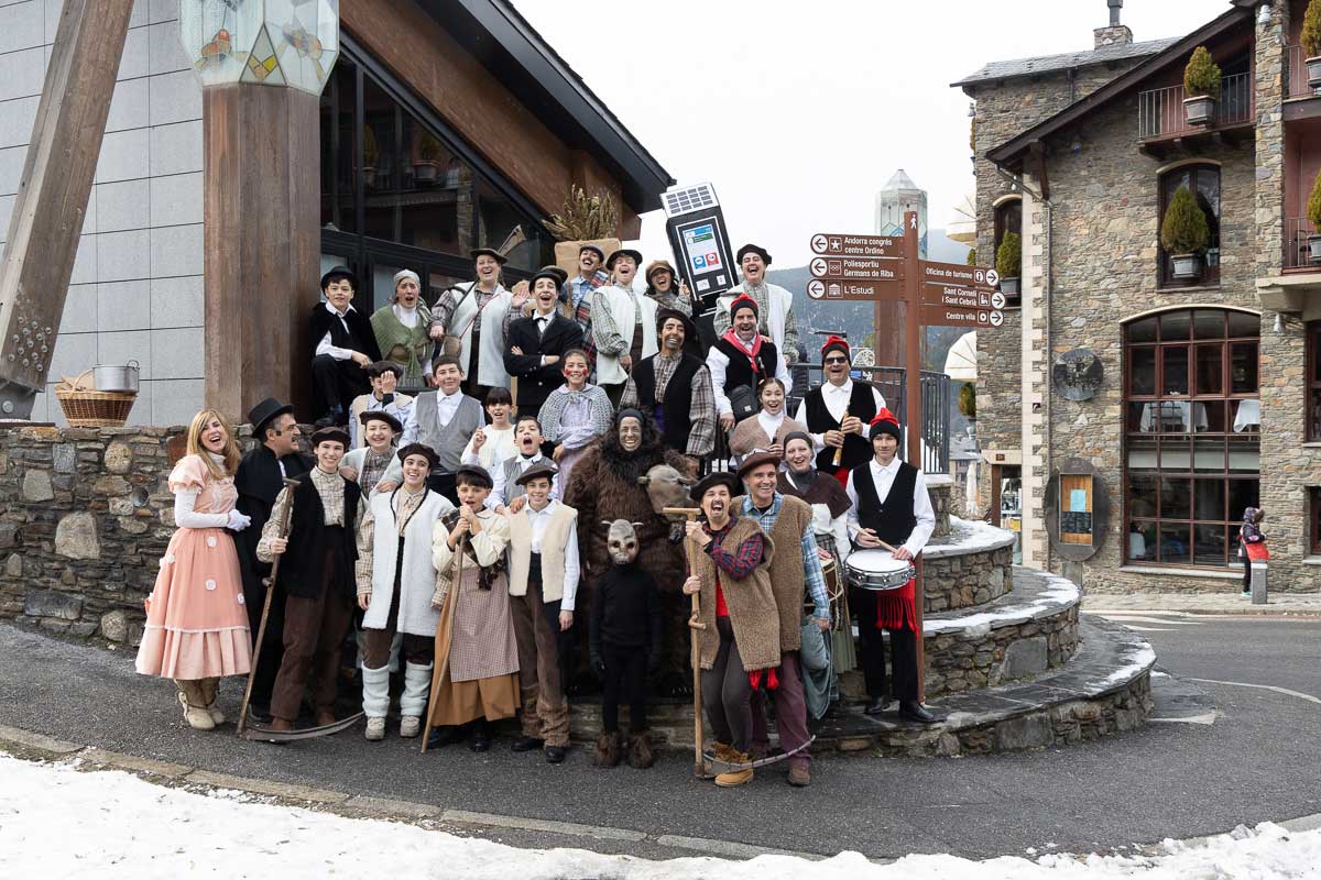 Membres de l'Associació de Cultura Popular d'Ordino durant una celebració tradicional de l'Ossa