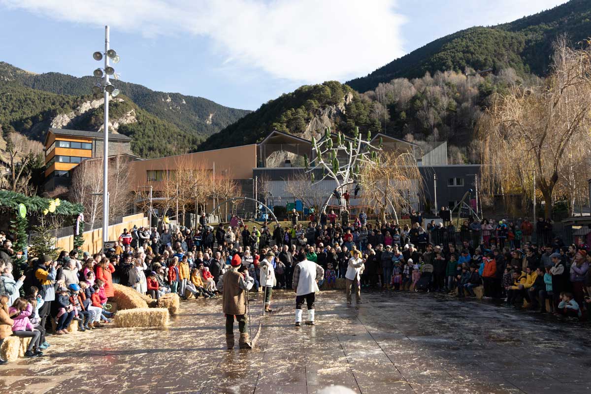 Celebració tradicional de l'Ossa d'Ordino amb participants en vestimenta tradicional